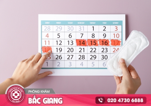 trễ kinh ra huyết trắng